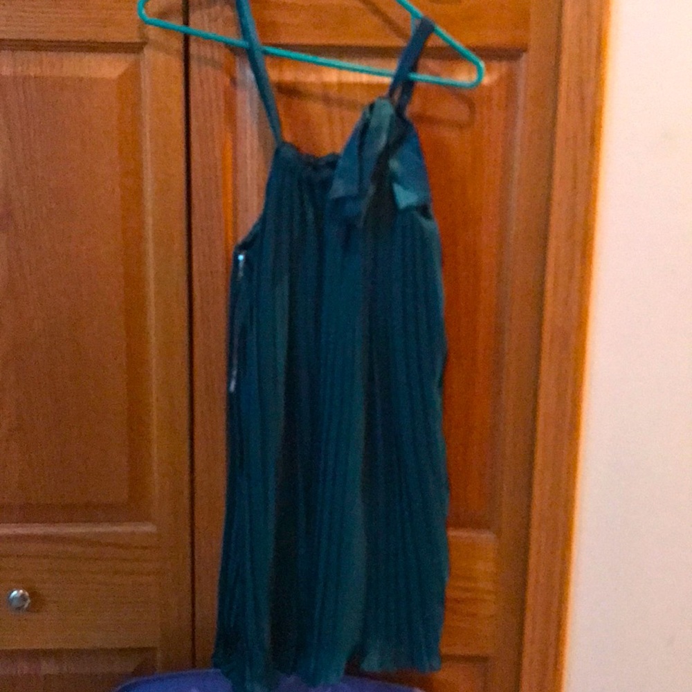 Forever 21 pleated top. Evergreen w satin lining. Side zip w hook & eye closure.